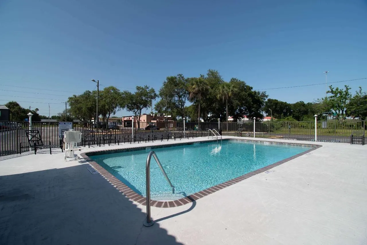 Motel 6 Tampa Near Fairgrounds - Casino מלון