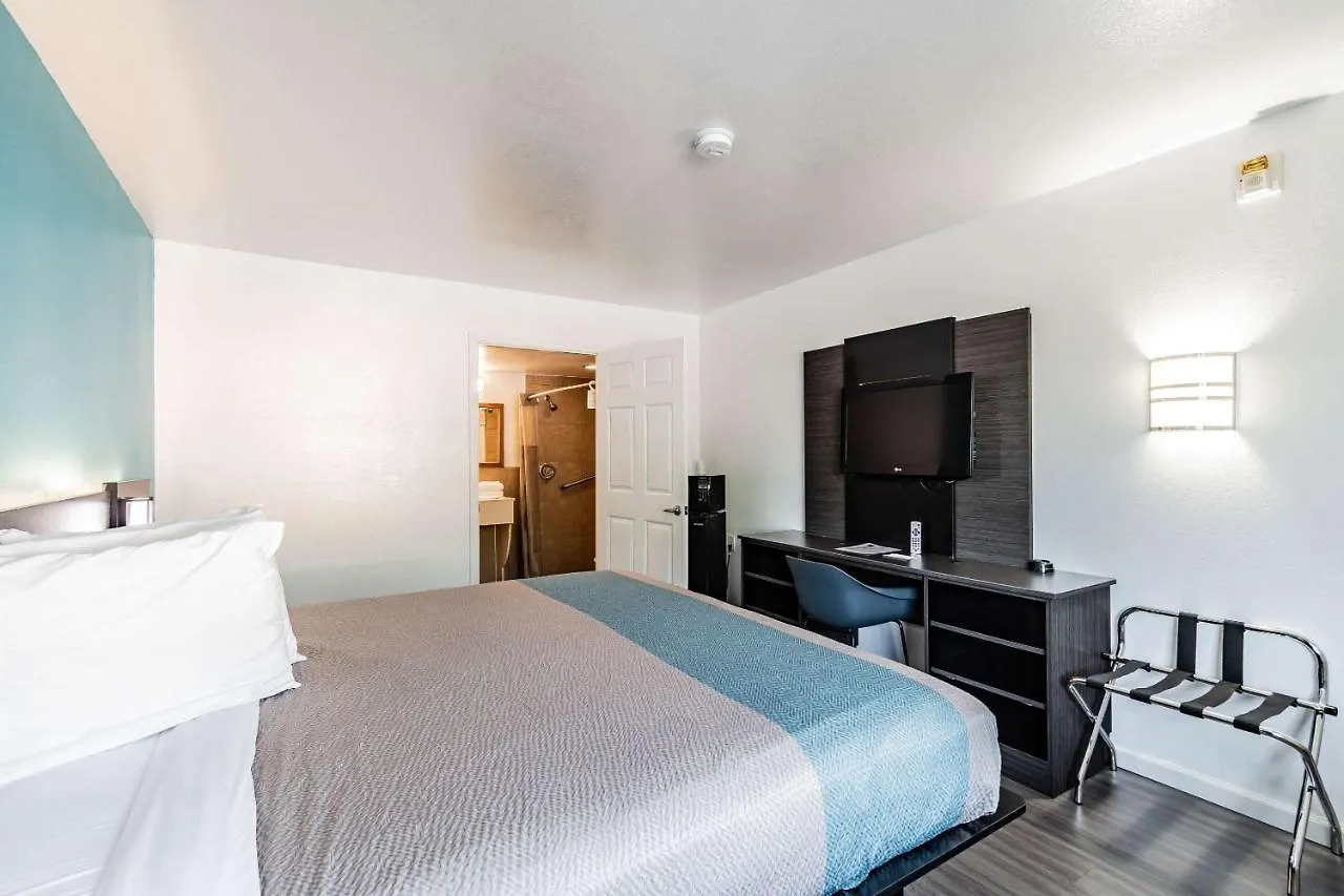 Motel 6 Tampa Near Fairgrounds - Casino מלון